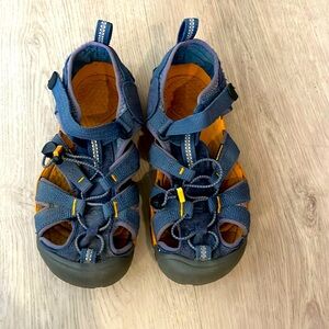 KEEN great condition